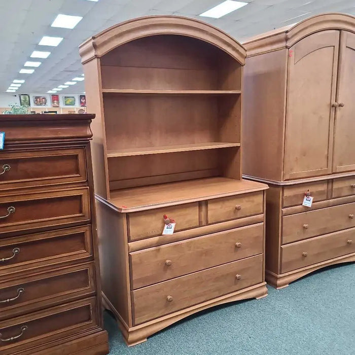 DRESSER + HUTCH BIH Rock's Consign Furniture Reno