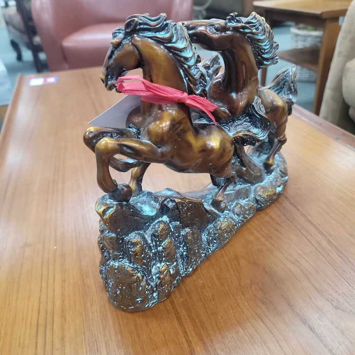 HORSE SCULPTURE BI