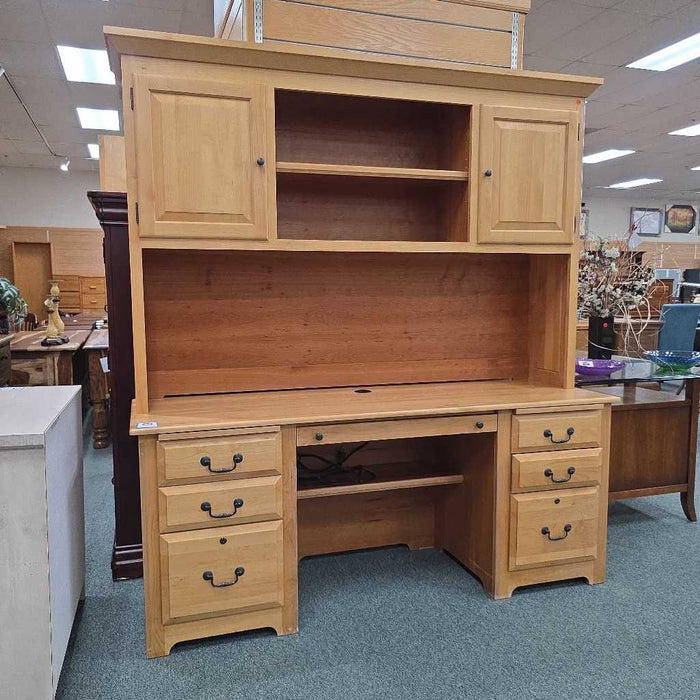 DESK WITH HUTCH ATH