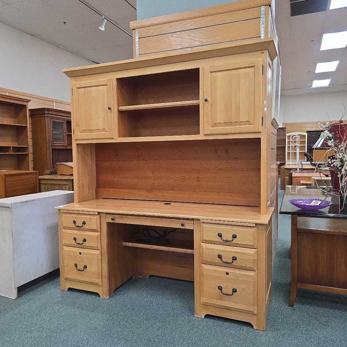 DESK WITH HUTCH ATH