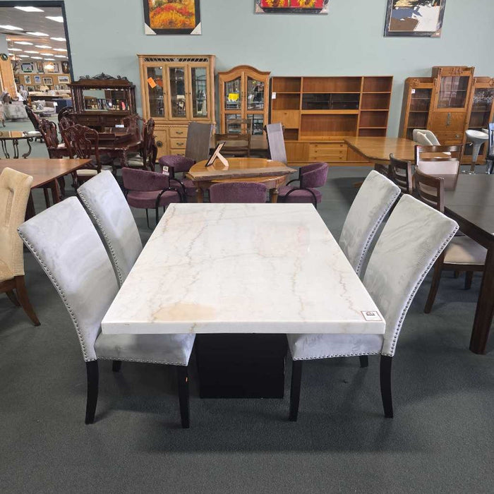 TABLE WITH 4 CHAIRS KLH