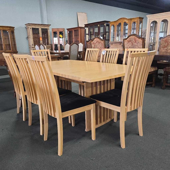 TABLE WITH 8 CHAIRS ATH