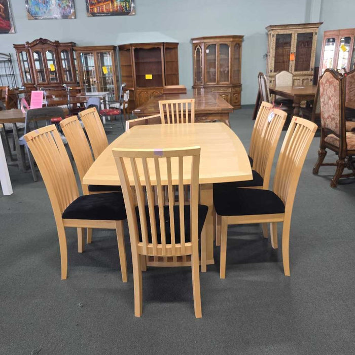 TABLE WITH 8 CHAIRS ATH