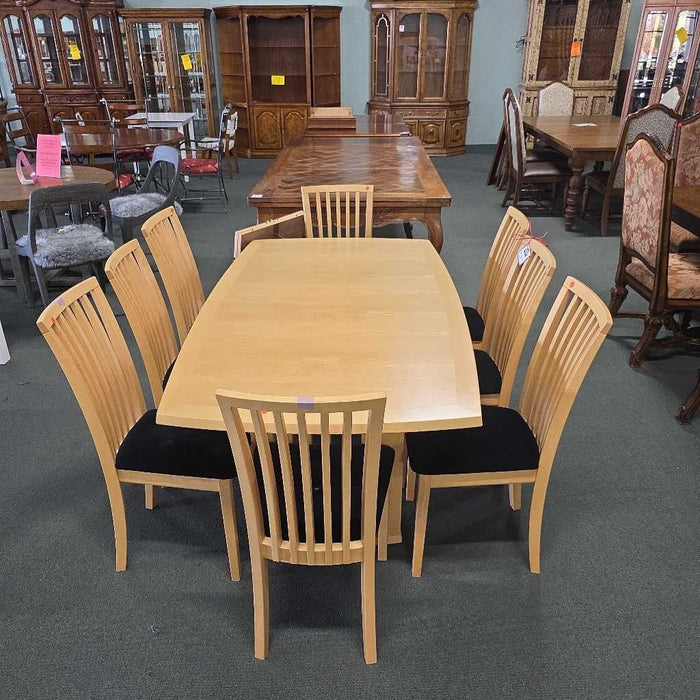 TABLE WITH 8 CHAIRS ATH