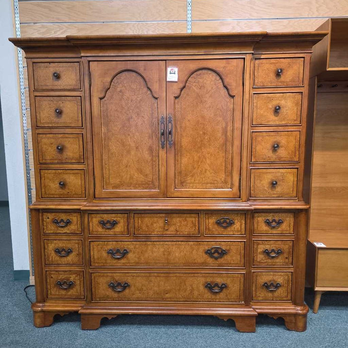 ENTERTAINMENT HUTCH BTK