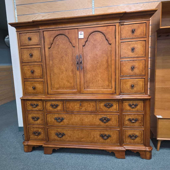 ENTERTAINMENT HUTCH BTK