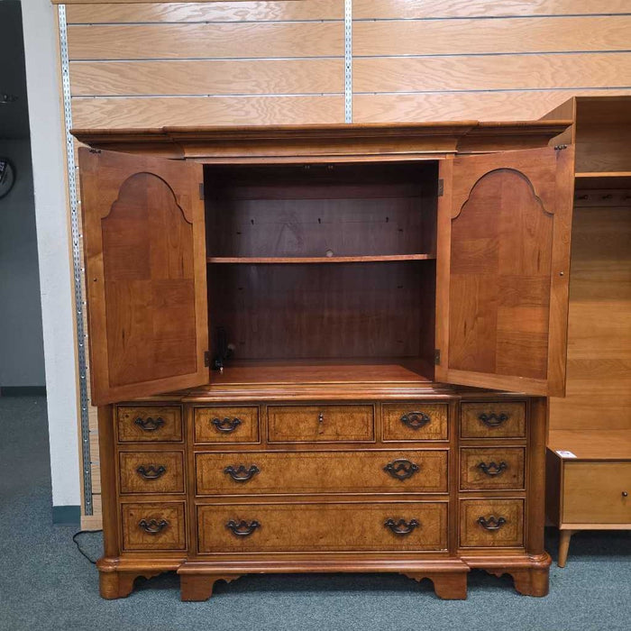 ENTERTAINMENT HUTCH BTK