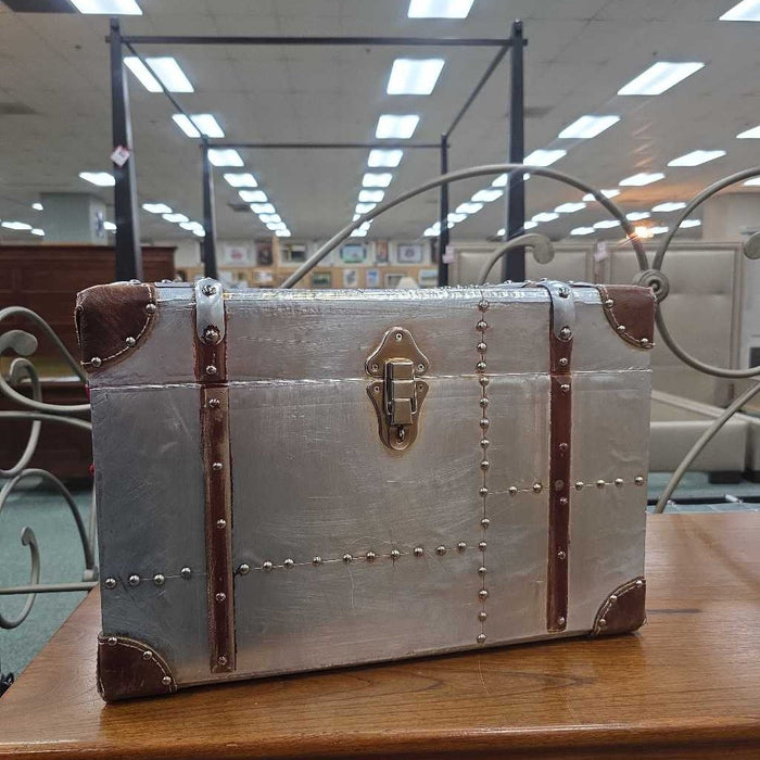 SMALL METAL TRUNK AT