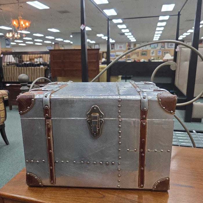 SMALL METAL TRUNK AT