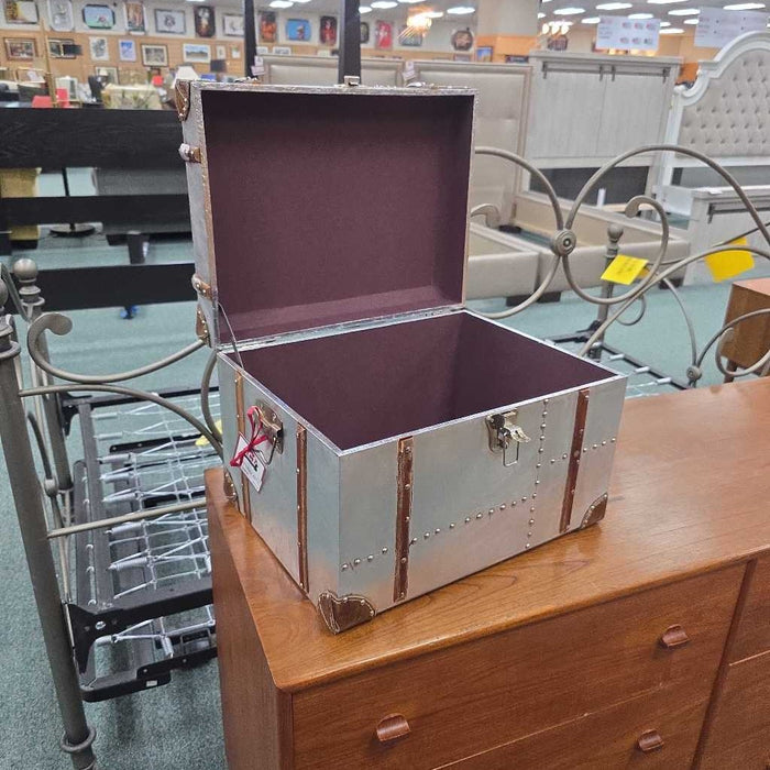 SMALL METAL TRUNK AT