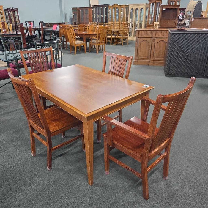 TABLE WITH 4 CHAIRS ALK