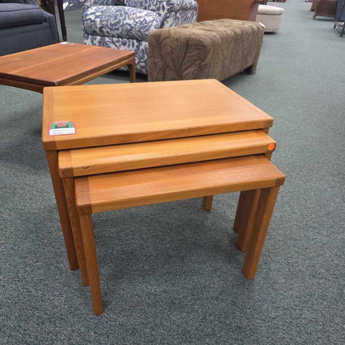 SET OF 3 NESTING TABLES MI