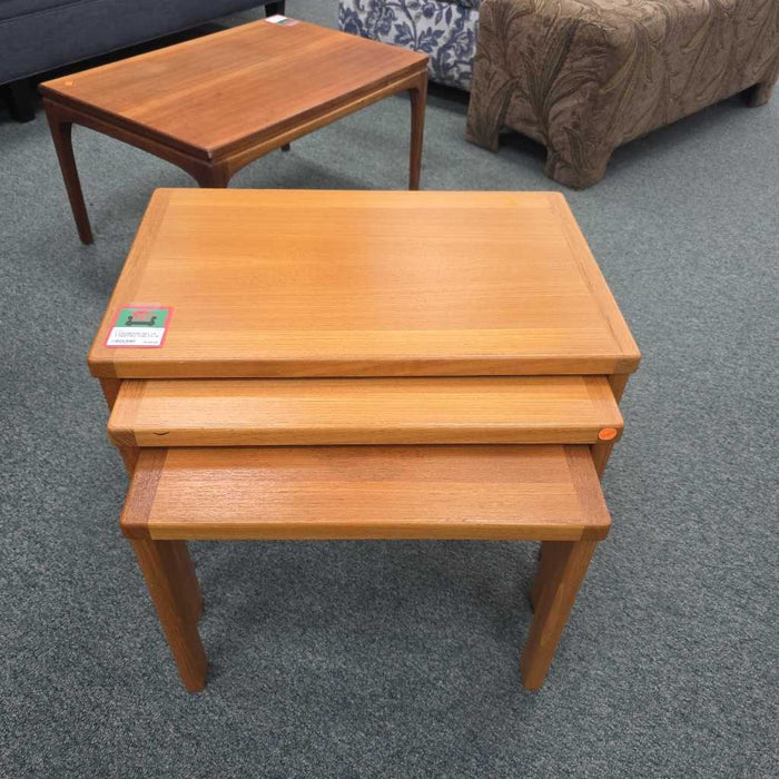 SET OF 3 NESTING TABLES MI