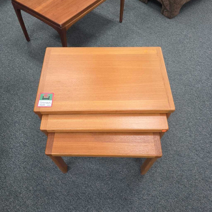 SET OF 3 NESTING TABLES MI