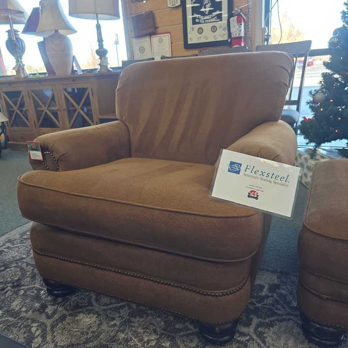 FLEXSTEEL CHAIR WITH OTTOMAN BTK