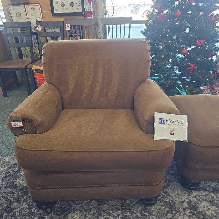 FLEXSTEEL CHAIR WITH OTTOMAN BTK