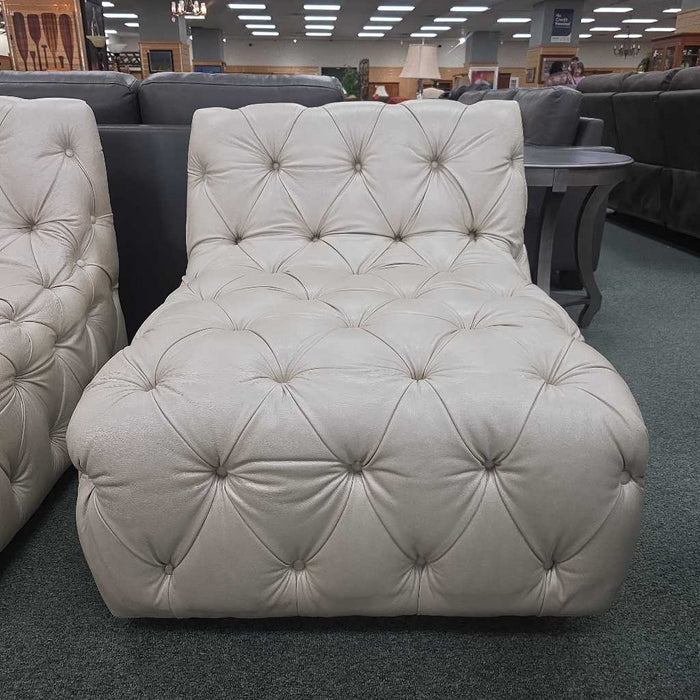 LEATHER TUFTED SWIVEL CHAIR MIH