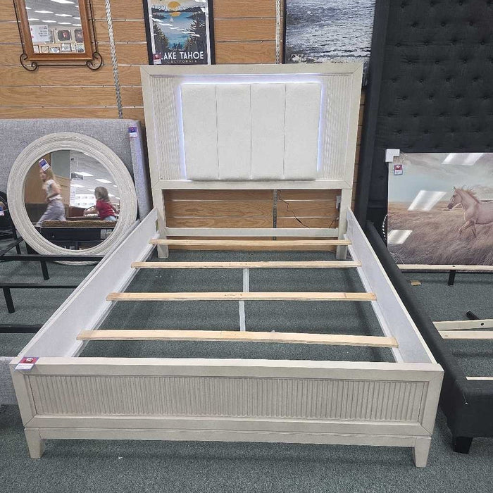 QUEEN BED 1326-1/3