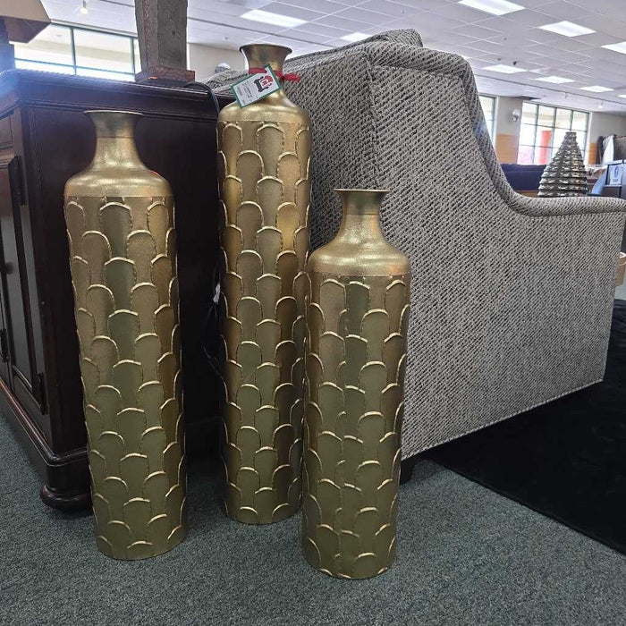 SET OF 3 GOLD VASES AT