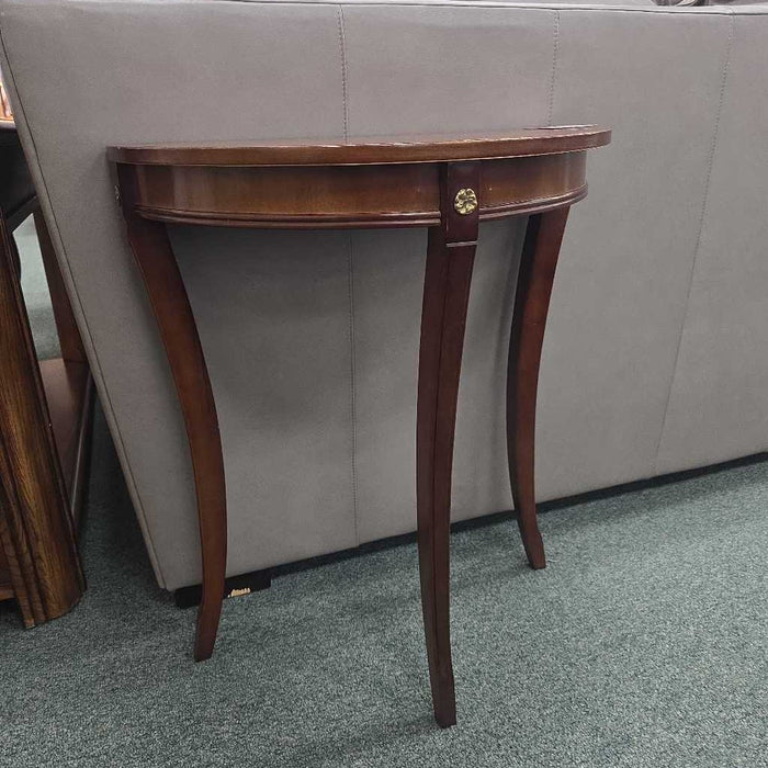 DEMILUNE ENTRY TABLE AT