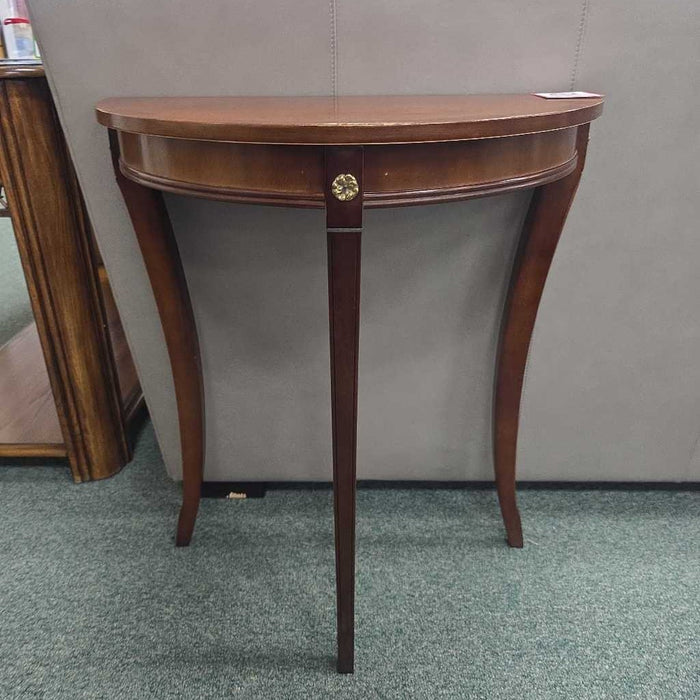DEMILUNE ENTRY TABLE AT