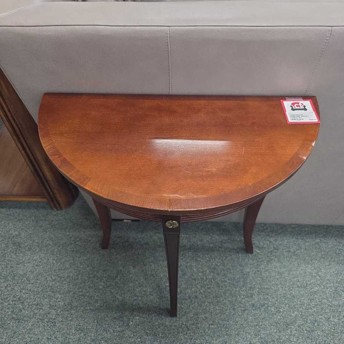 DEMILUNE ENTRY TABLE AT