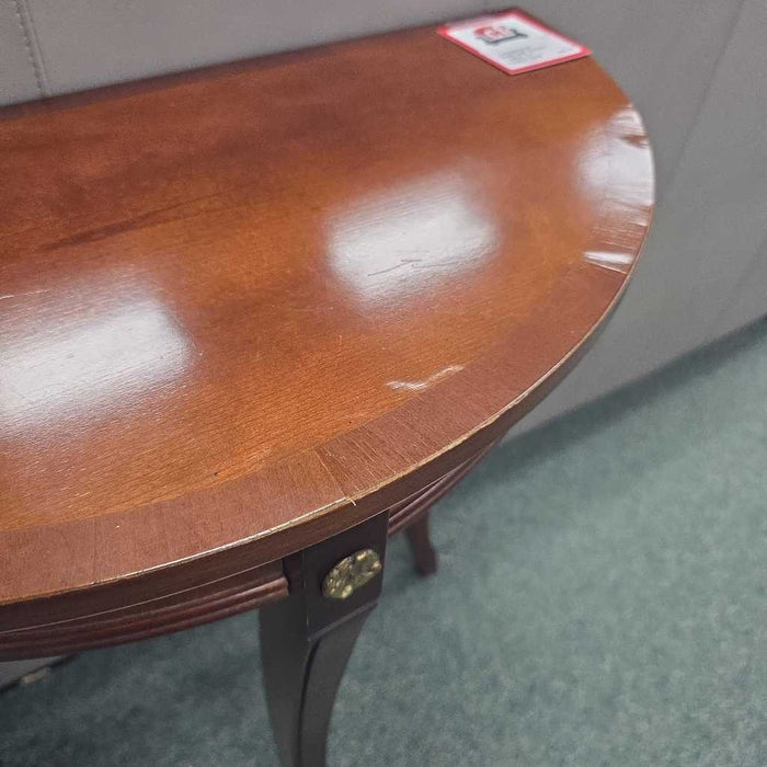 DEMILUNE ENTRY TABLE AT