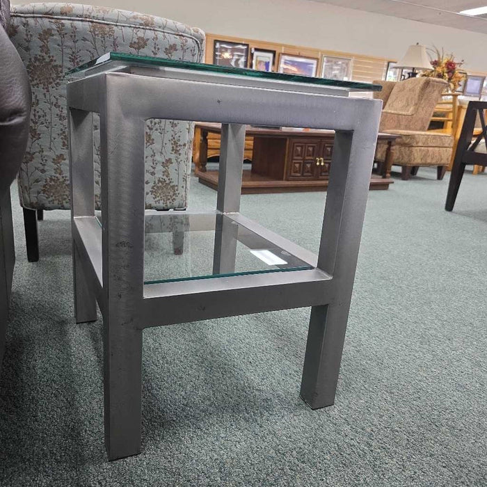 END TABLE WITH GLASS AT