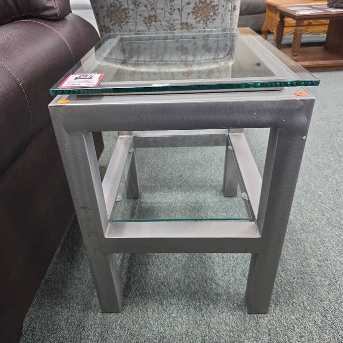 END TABLE WITH GLASS AT