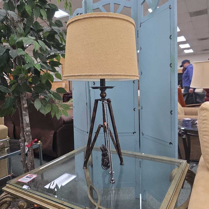 TRIPOD LAMP BT