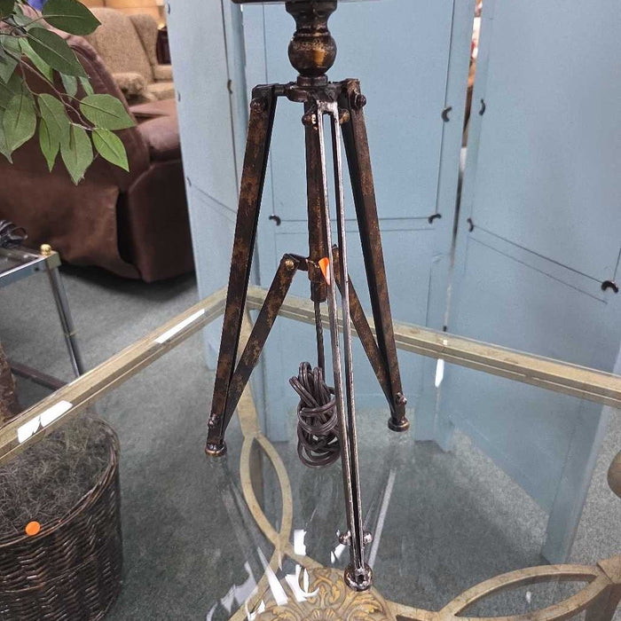 TRIPOD LAMP BT
