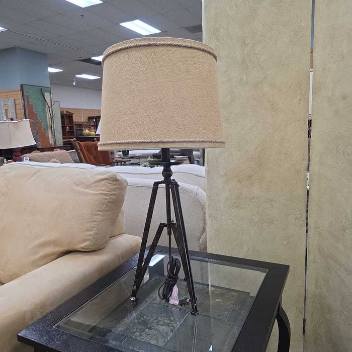 TRIPOD LAMP BT