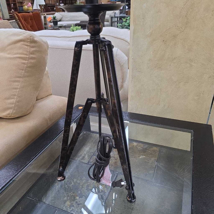 TRIPOD LAMP BT