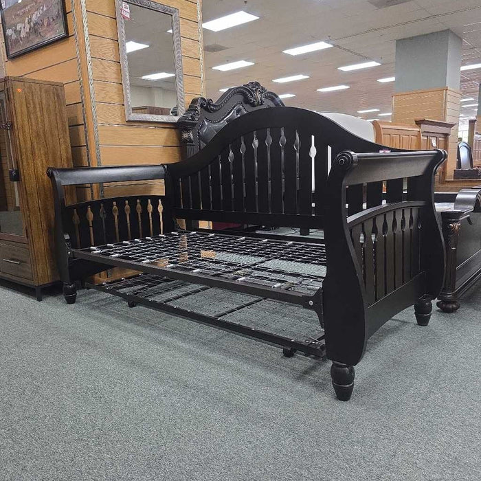 DAYBED WITH TRUNDLE BST