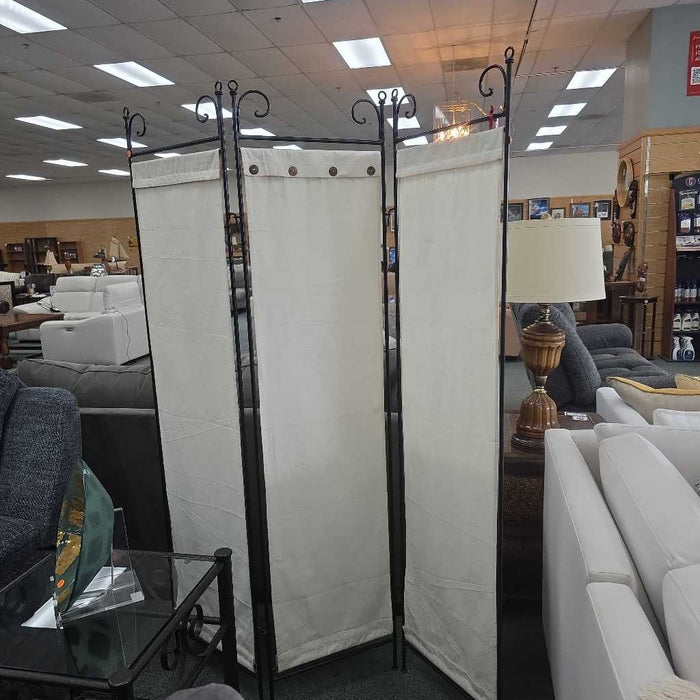 ROOM DIVIDER AT