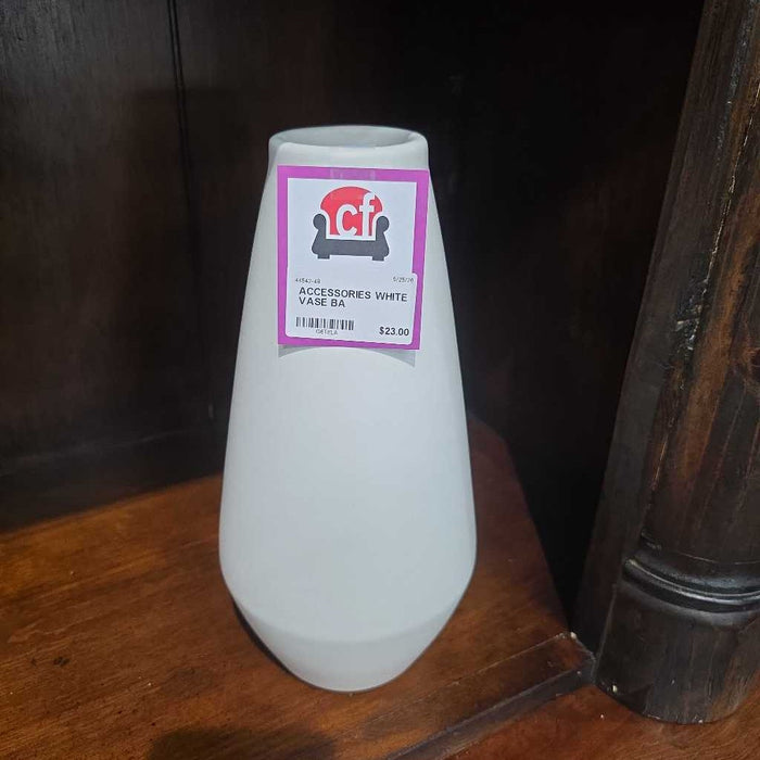 WHITE VASE BA