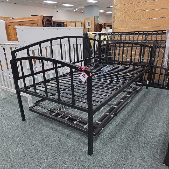 DAY BED WITH TRUNDLE BAH