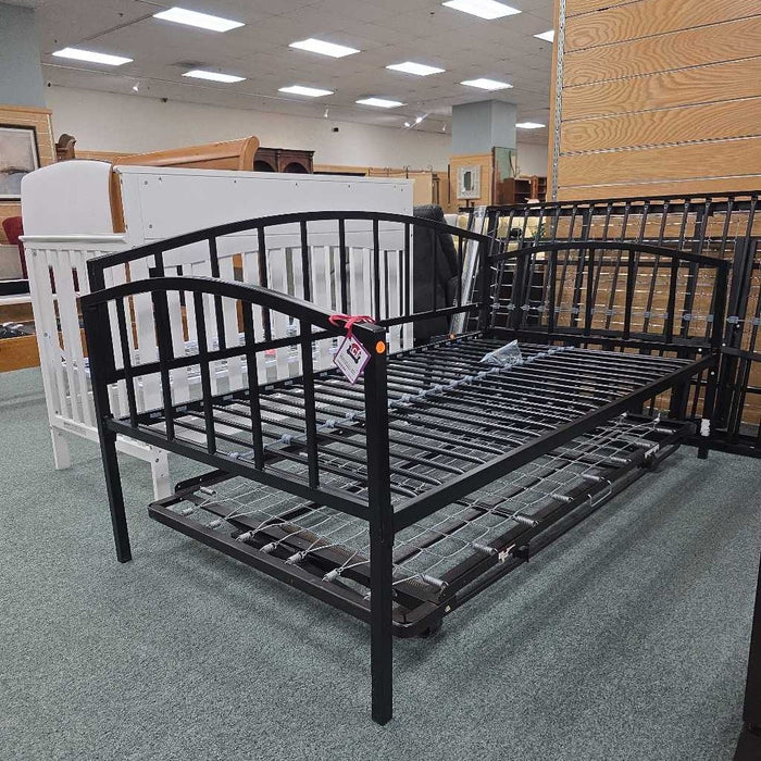 DAY BED WITH TRUNDLE BAH