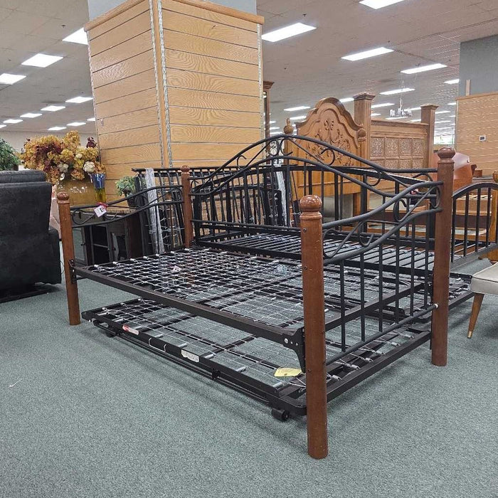 DAYBED WITH TRUNDLE BAH