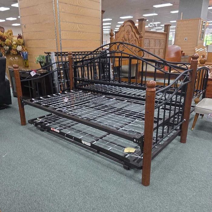 DAYBED WITH TRUNDLE BAH