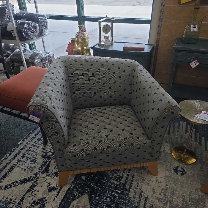 ACCENT CHAIR