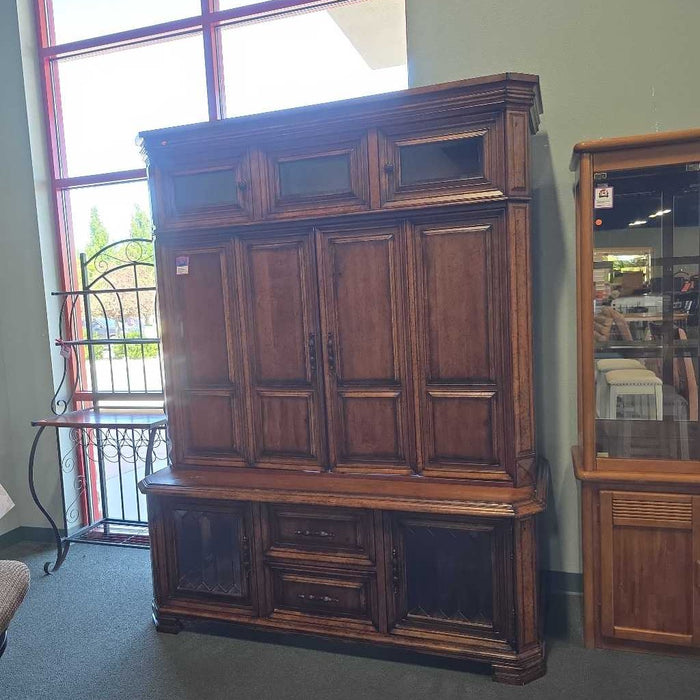 ENTERTAINMENT CENTER BTK