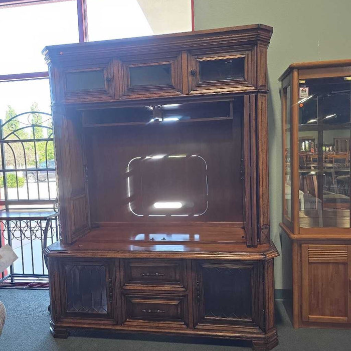 ENTERTAINMENT CENTER BTK