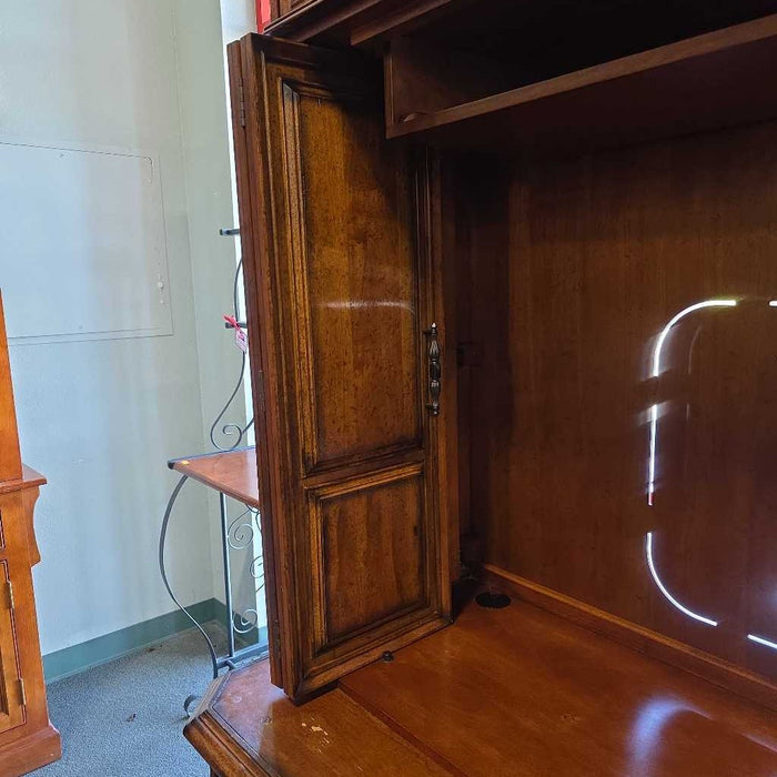 ENTERTAINMENT CENTER BTK