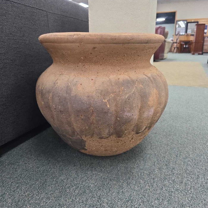 LARGE PLANTER POT AT