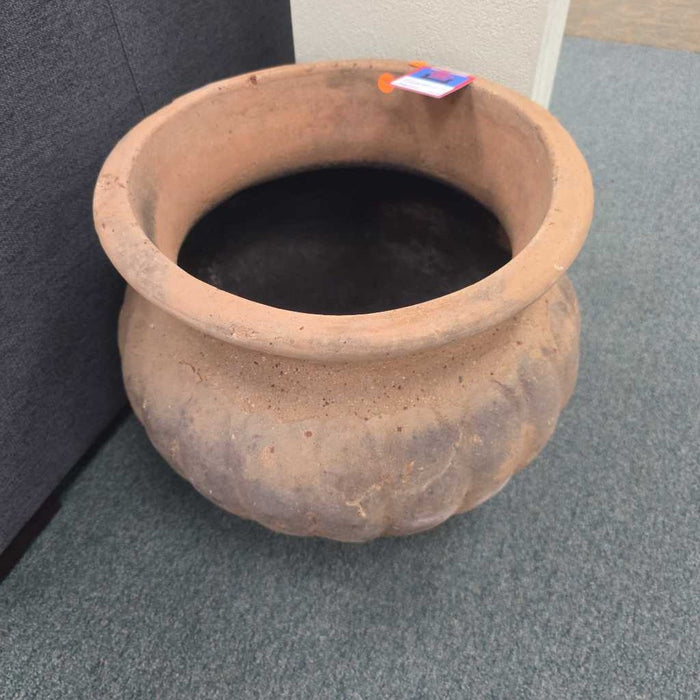 LARGE PLANTER POT AT