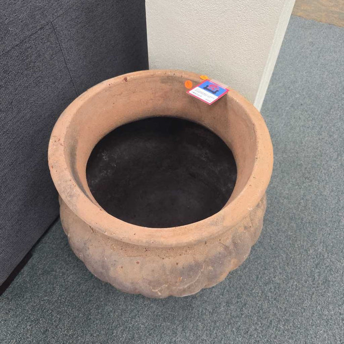 LARGE PLANTER POT AT