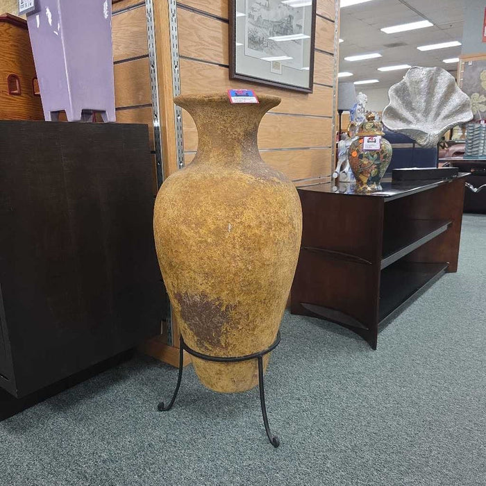VASE WITH STAND BHC