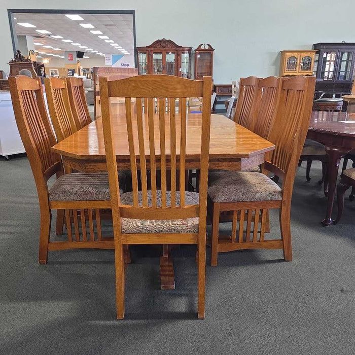 TABLE WITH 8 CHAIRS ATH