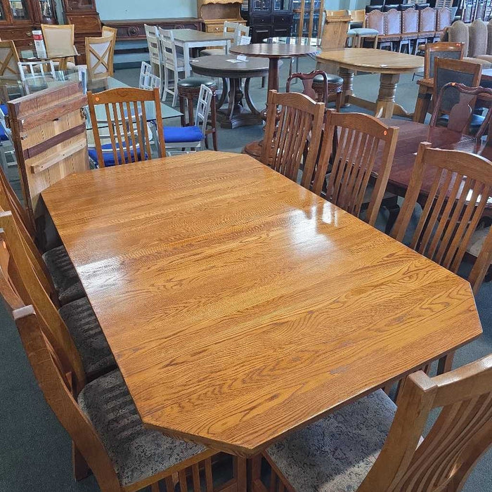 TABLE WITH 8 CHAIRS ATH